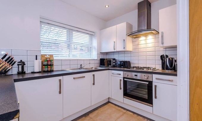 Salford House | Park Lane Retreat: 3BR Home with Driveway Parking