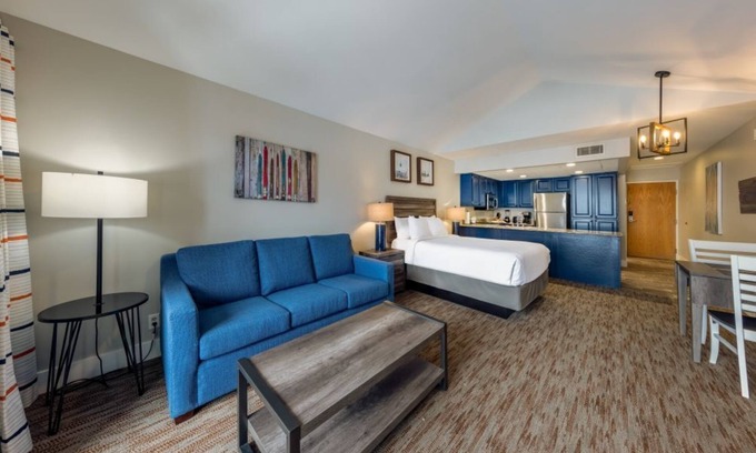 North Park City Hotel | Park Plaza Resort w Pool & Gym. Serenity and Bliss