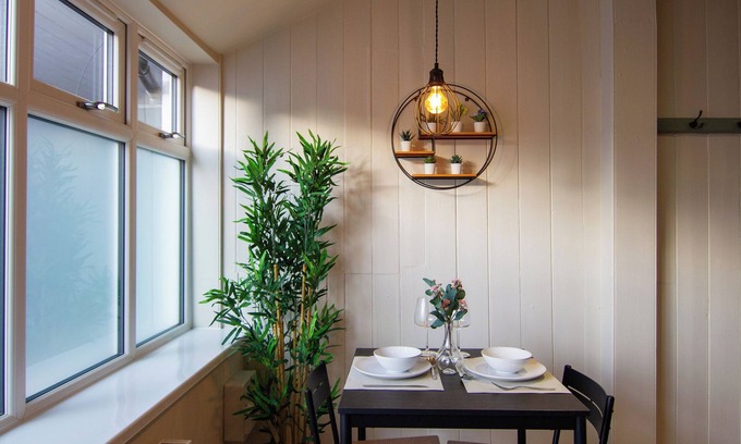 Salisbury Apartment | Park St Studio - relaxing new build apartment in the centre of Salisbury