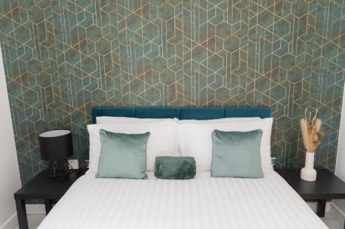 Wolverhampton Apartment | PARKING & BALCONY Luxe City Centre Sleeps 4