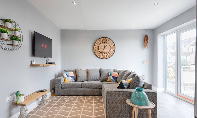 Castle House | Parking, Balcony with Views, 2 Bathrooms