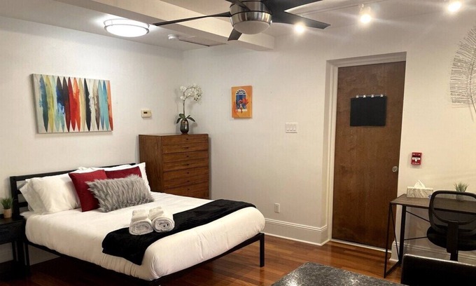 Bloomfield Apartment | Parking~West Penn~Queen~Elevator