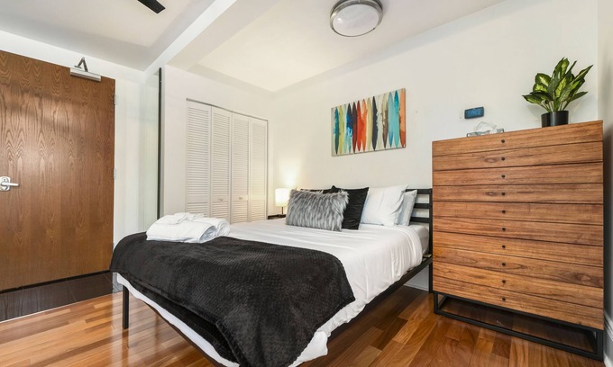 Bloomfield Apartment | Parking~West Penn~Queen Bed~Elevator~Central Location~ 10 Min to DT~ Wifi