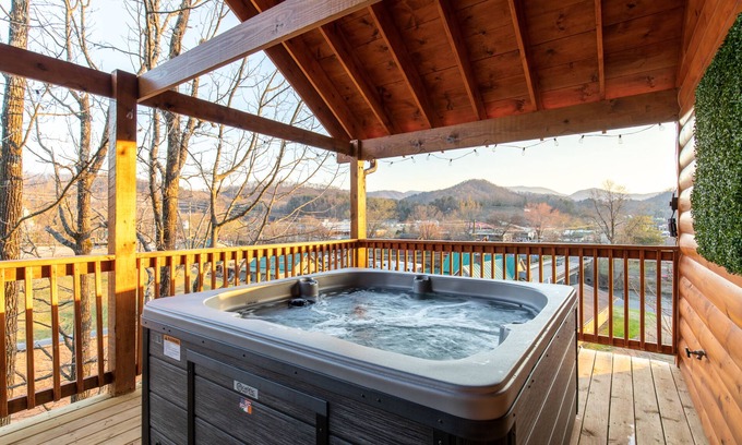 Pigeon Forge Cabin | Parkway Paradise w Private Hot Tub