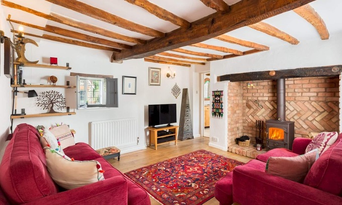 Wilmcote House | Pass the Keys | Traditional 3 Bed Cottage in Historic Village