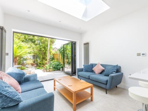 Tudor House | Pass the Keys Stunning 4Bed Oasis in Kingston With Parking