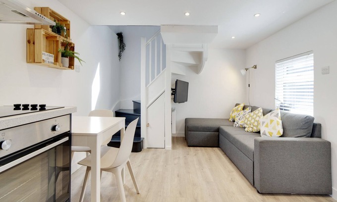 Histon House | Pass the Keys | 19th Century Barn with Free Parking