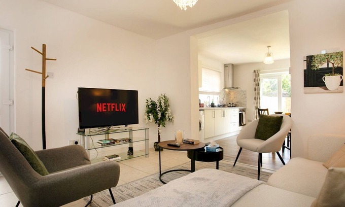 West Bridgford Apartment | Pass the Keys | Bright & Cosy Home with Garden | Free Parking