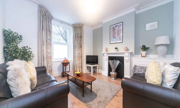 Battersea House | Pass the Keys | Characterful Victorian Home Near Central London