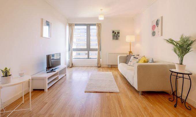 East Acton Apartment | Pass the Keys | Convenient Condo in North Acton