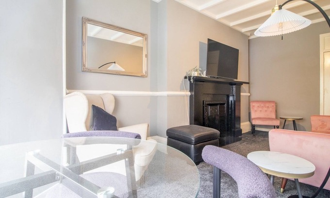 Glasgow Westend Apartment | Pass the Keys | Cosy in Fabulous West End