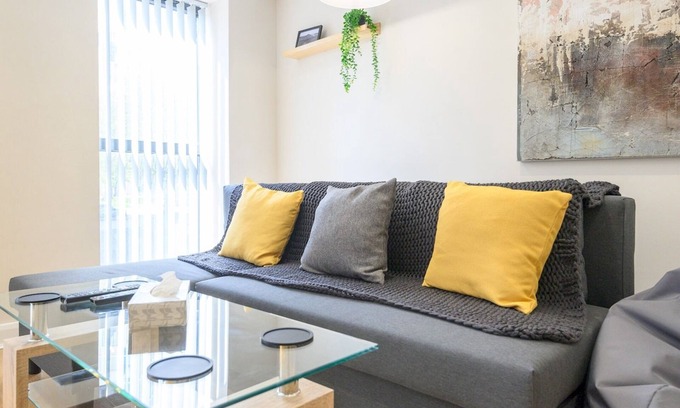 Leeds Apartment | Pass the Keys | Couples Haven in Central Leeds