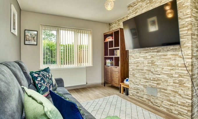 Lincoln House | Pass the Keys | Dog-Friendly Haven + Parking + Prime Location