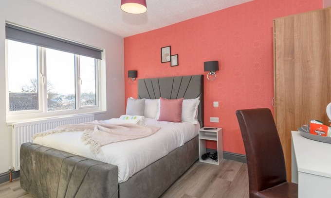 Leeds Apartment | Pass the Keys Lower Wortley 3 - Couples Haven with a Shared Kitchen