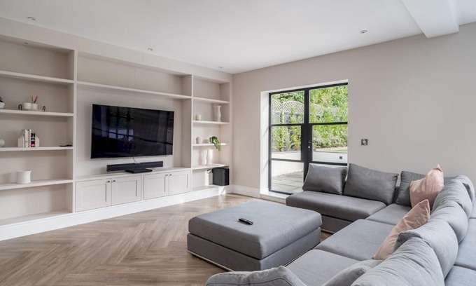 Cassiobury House | Pass the Keys Luxury 4 Bedroom home with large garden