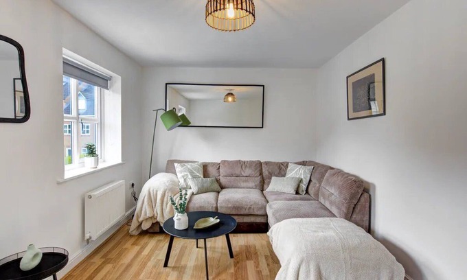 Wythenshawe House | Pass the Keys | Modern Townhouse With 3 Bathrooms