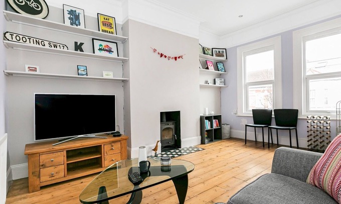 Tooting Apartment | Pass the Keys | Modern London Flat Steps from Tube & Cafés