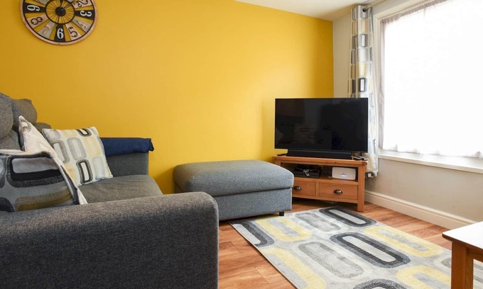 Gosport House | Pass the Keys | New 2 bed home with off road parking sleeps 6