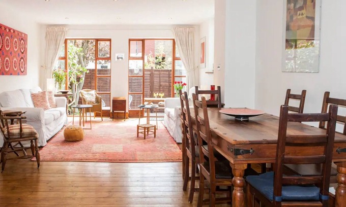 Earlsfield House | Pass the Keys | Quirky home & private garden