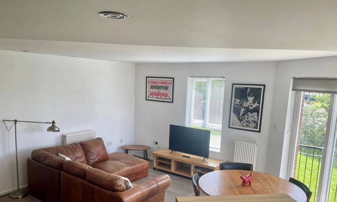 Liverpool Apartment | Pass the Keys | River View Apartment with Balcony and Free Parking