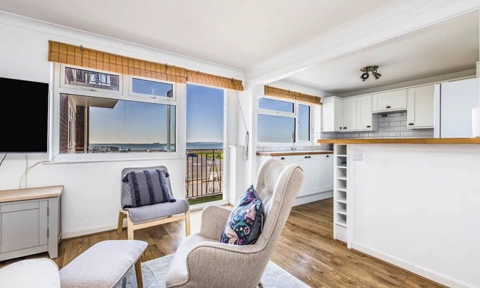 South Hayling Apartment | Pass the Keys | Seaside Flat - Amazing Sea Views