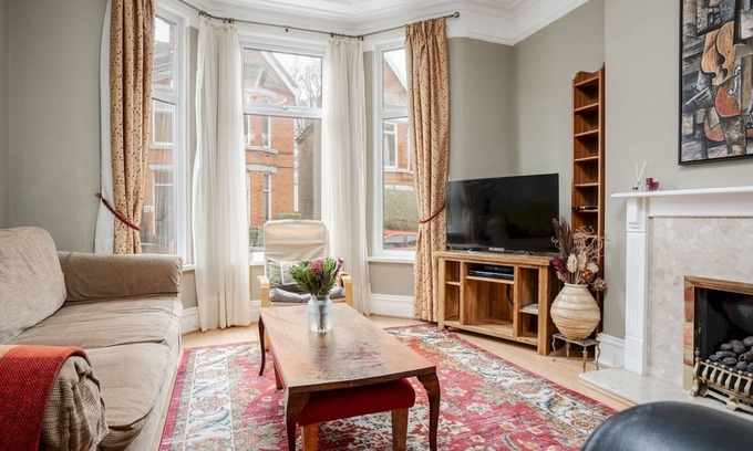 Birkenhead House | Pass the Keys | Spacious and Comfortable 3 Bed Home in Birkenhead