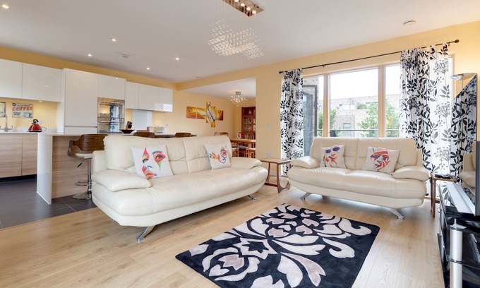 Trumpington House | Pass the Keys | Spacious 3Bedroom Home by Addenbrooke's Hospital
