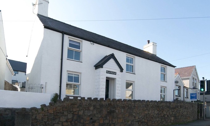 Benllech House | Pass the Keys | Spacious Cottage in central Benllech with parking