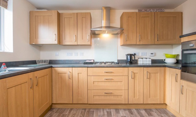 Barry House | Pass the Keys | Spacious 4-Bedroom town house with Parking