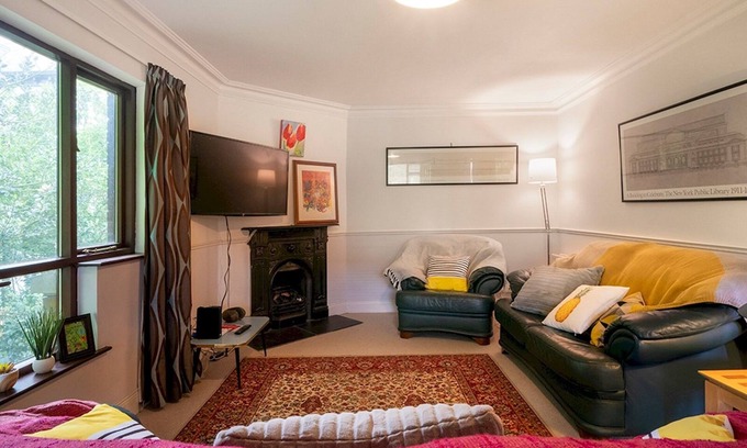 Queens Quarter Apartment | Pass the Keys | Stunning 3 BR Apt Leafy South Belfast with Lots Nearby