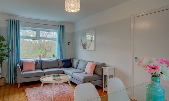 Cheadle House | Pass the Keys | Stylish Home in Cheadle Hulme near The Airport!