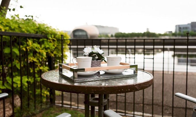 Govan House | Pass the Keys | Townhouse Overlooking the River Clyde, sleeps 10+