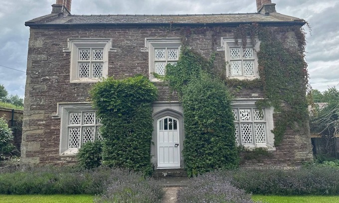 Leominster House | Pass the Keys | Ultimate retreat with pool and sauna