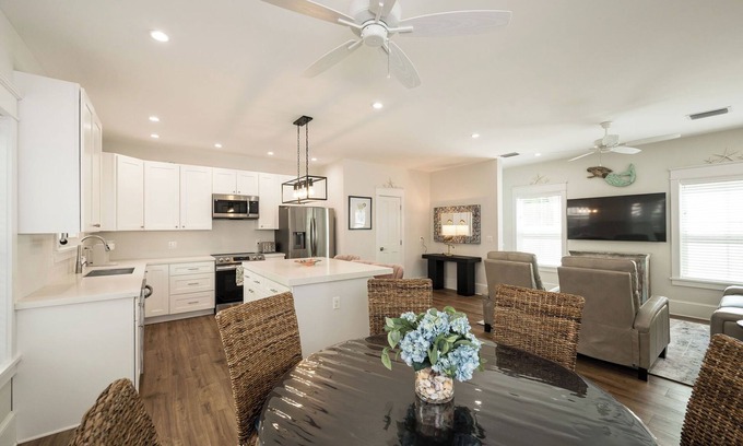 The Meadows House | PATHWAY TO PARADISE ~ 2 BR/2.5 Ba Townhome w/Shared Pool!