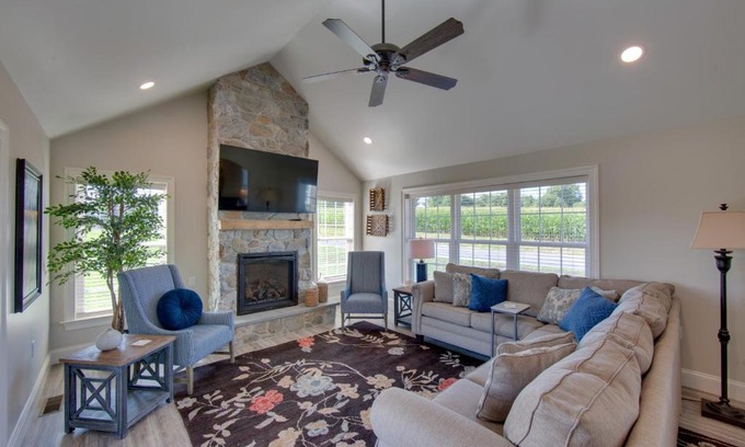 Gordonville House | Patio and Yard Newly Built Retreat in Ronks!