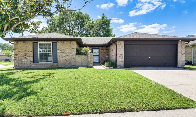Pearland House | Patio, Fire Pit & Yard: Family Home in Pearland