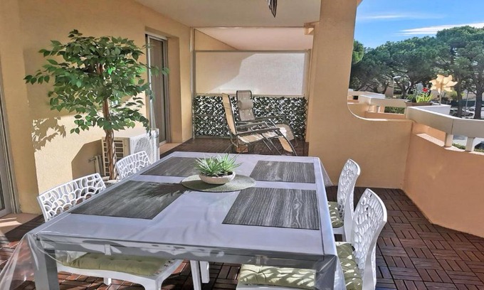 Sainte-Maxime Apartment | Patio Fleuri
