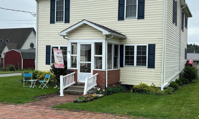 Patton House | Pattonia-Sleeps 13 comfortably in the Laurel Highlands