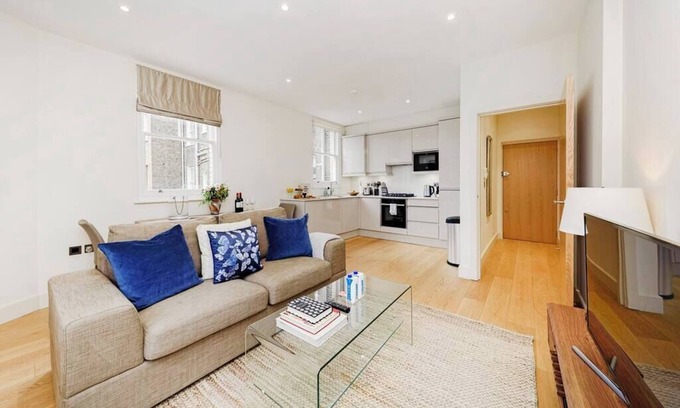 Colville Apartment | PBC | Modern One Bedroom Apartment in Soho GT8