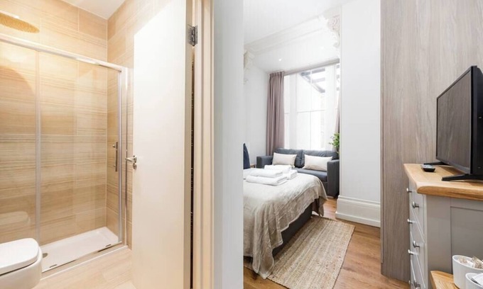 Holland Park Apartment | PBC | Modern Private Room in Bayswater (LS5)