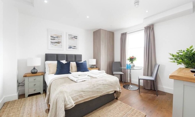 Colville Apartment | PBC | Modern Studio Apartment in Bayswater LS13