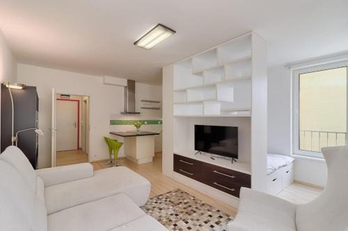 Nusle Apartment | Peace and Comfort Near Center with Balcony, 500MB WIFI