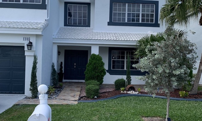 Pembroke Pines House | Peace and tranquility awaits! 4 bedrooms/3 bathrooms with pool!