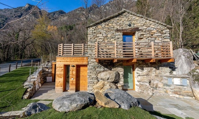 Cortinaccia Ski Chalet | Peace in the nature close to Palazzo Vertemate, Madesimo and Engadina.