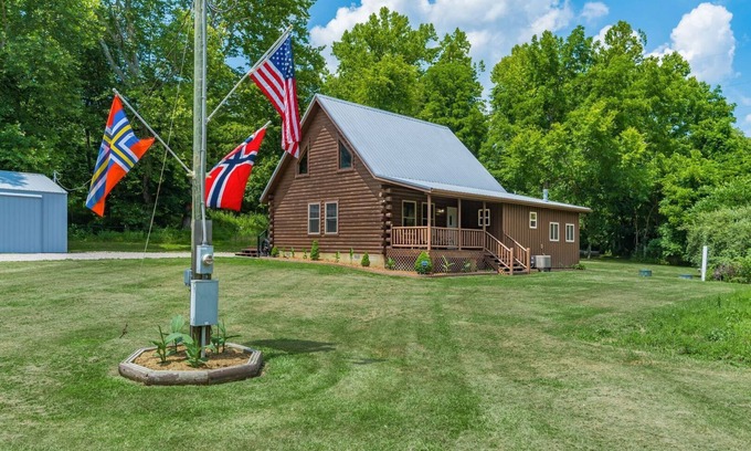 McArthur Cabin | Peaceful 2-Bedroom Cabin near Lake Hope State Park in the Hocking Hills Region