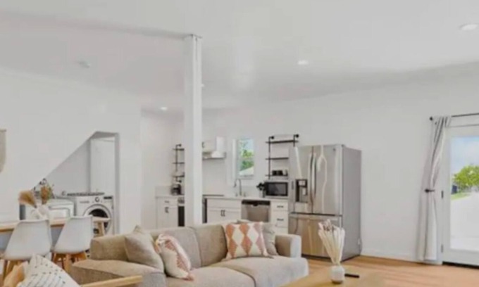 Denton House | Peaceful 2BR 1B Guest House with Hot Tub