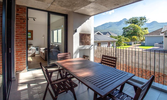 George Central Apartment | Peaceful 2BR Apartment in George with Views