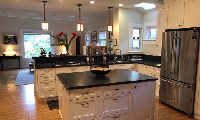 Oak Park House | Peaceful 3 bedroom house near shops, supermarkets & restaurants.