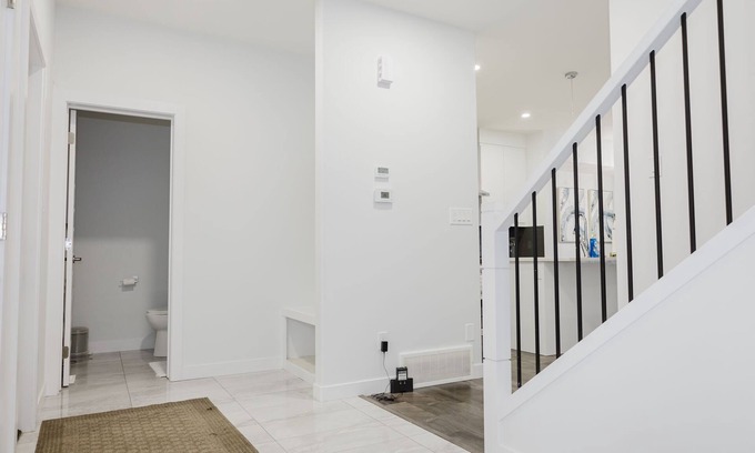 Southwest Edmonton House | Peaceful 3-bedroom house with WiFi in South Edmonton- 15 minutes to the airport