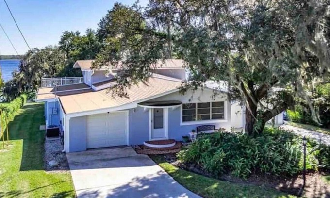 Sebring House | Peaceful 3 bedroom lake front home on 1 acre